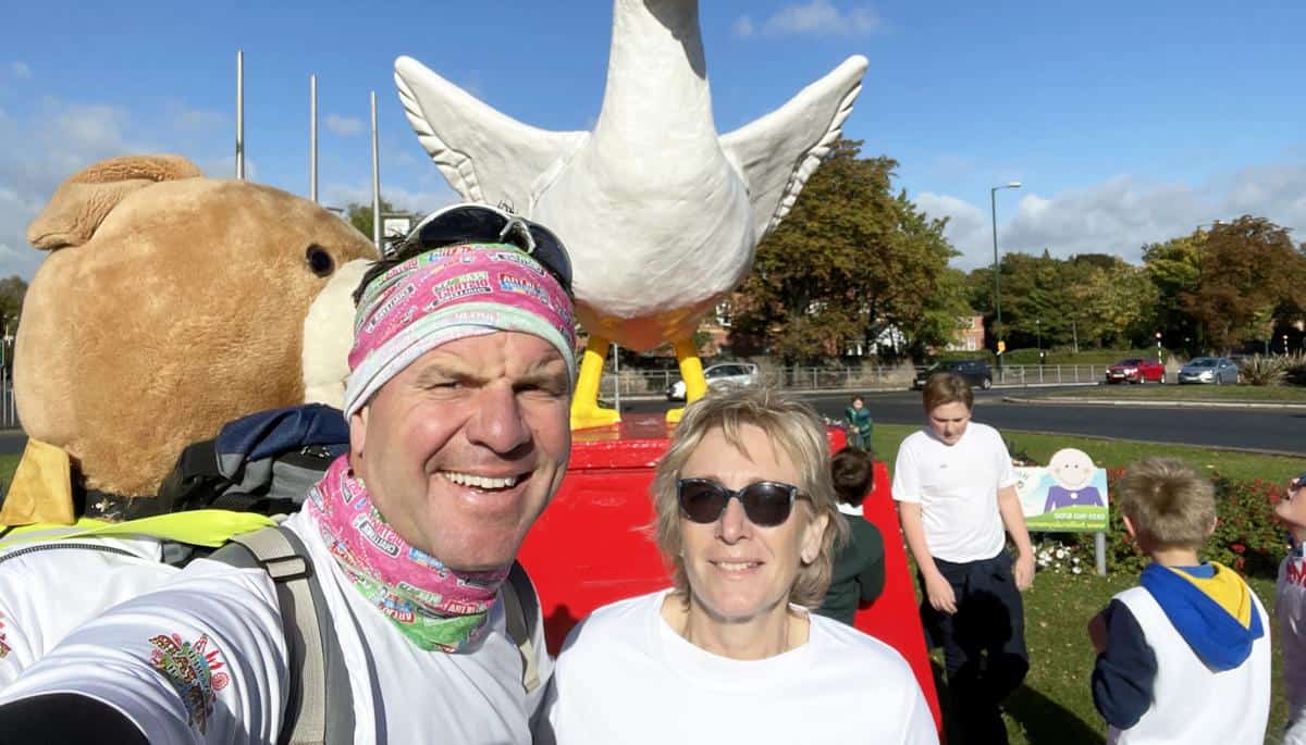 Ready for the off – James Henry Holmes says goodbye to the Goose before he sets off on his 100-mile run to Hull Fair.